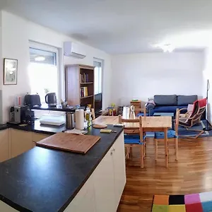 Apartment Family-friendly Flat With Balcony, Wien
