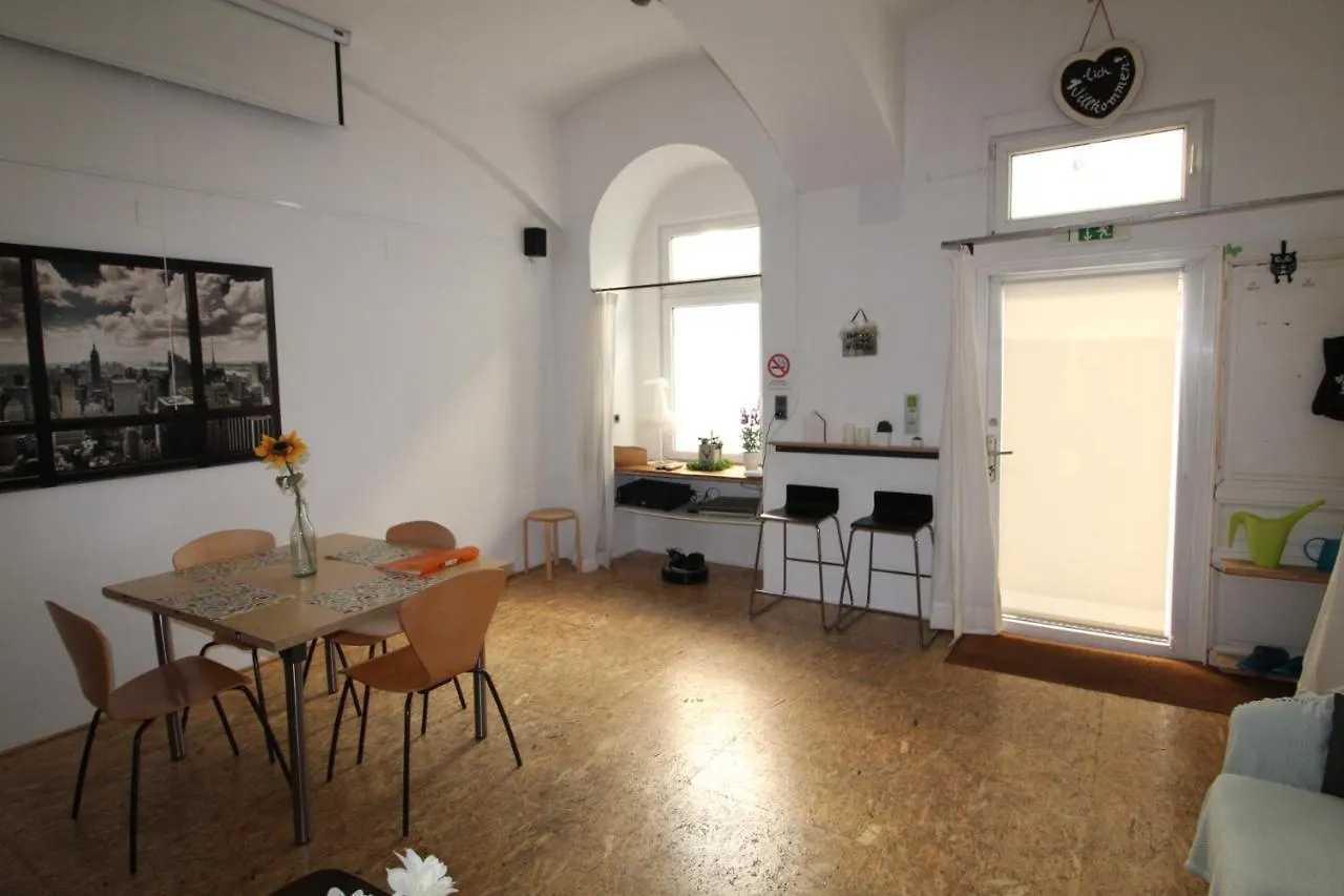 Apartment Laer Hundertwasserhaus Vienna 0*,  Austria